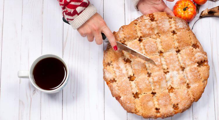 apple pear pie being sliced